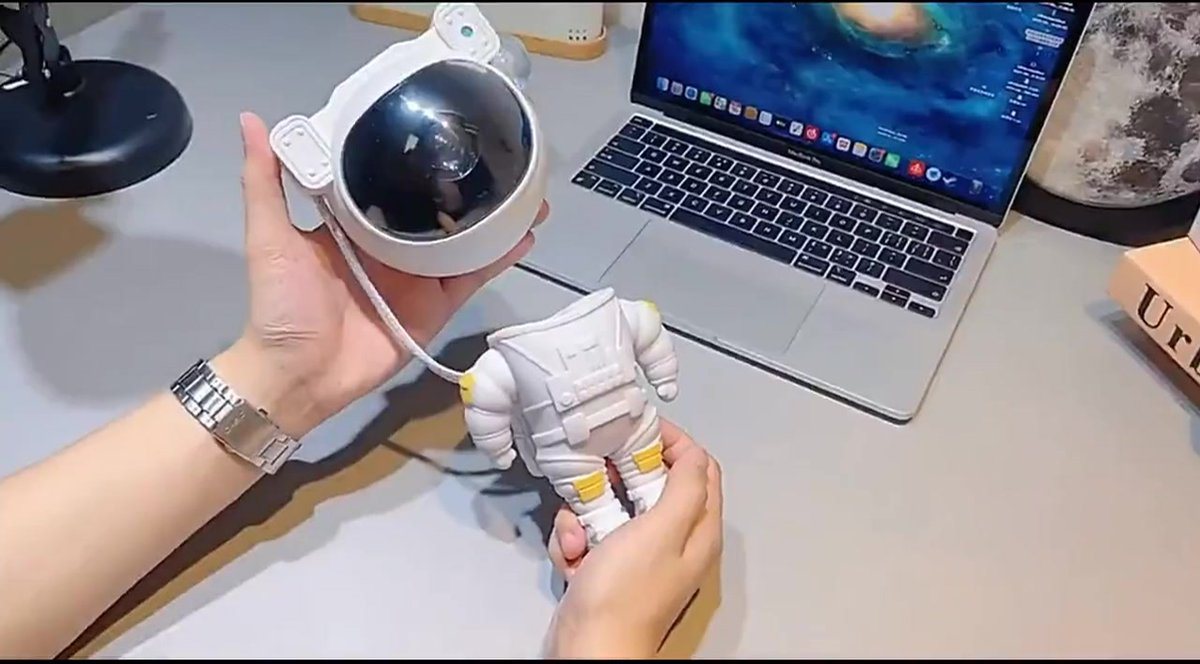 Astronaut projector die een kamer in een melkweg verandert